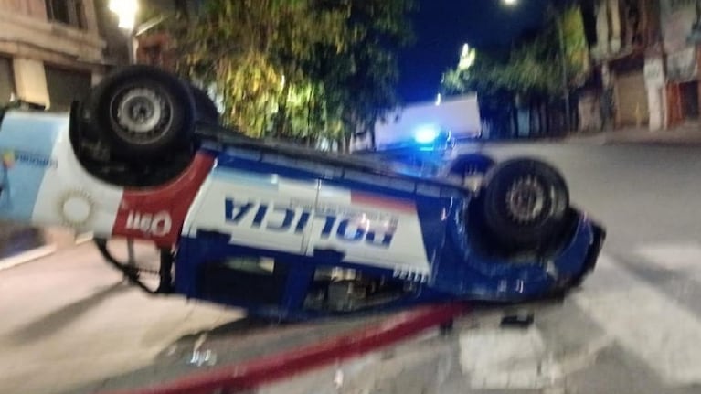 Así quedó el móvil policial en plena calle.
