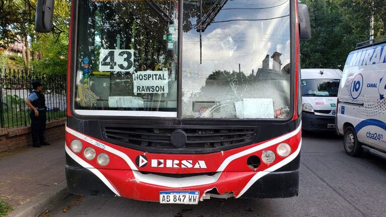 Así quedó el parabrisas del colectivo tras el violento impacto.