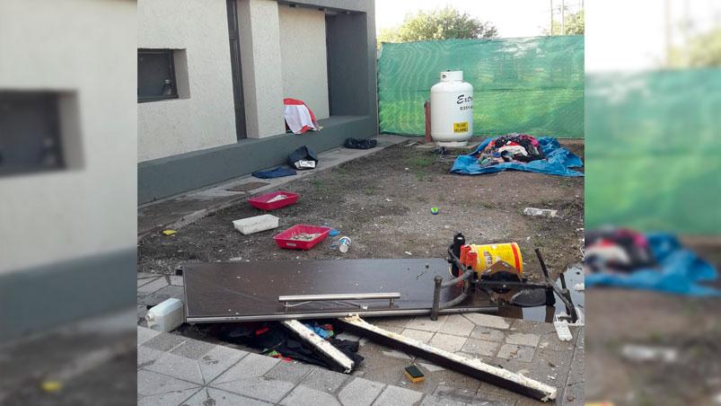 Así quedó el patio de la casa tras la explosión.