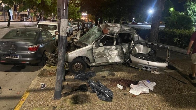 Así quedó el Peugeot después de embestir a la familia oriunda de Córdoba.