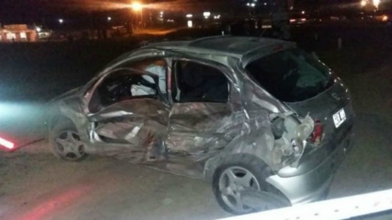 Así quedó el Peugeot en el que viajaba la mujer fallecida. Foto: El Diario de Carlos Paz.