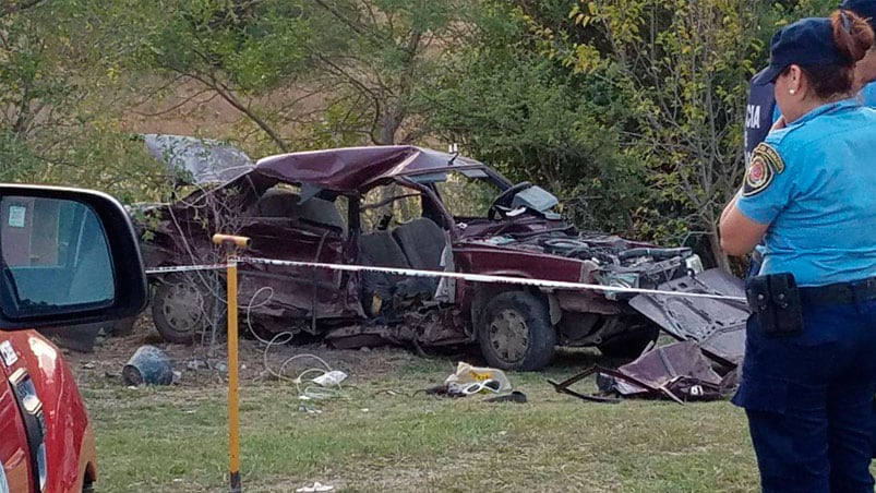 Así quedó el Renault 9 en el que viajaban una mujer y sus dos pequeñas.