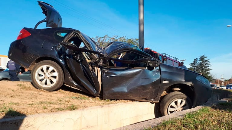 Así quedó el Renault Symbol en el que viajaba un hombre junto a sus padres.