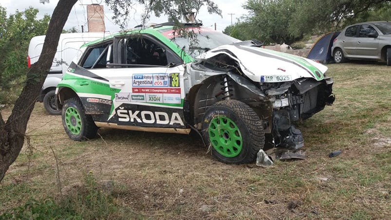 Así quedó el Skoda tras el vuelco. 