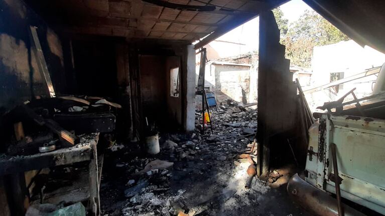 Así quedó el taller tras el voraz incendio. Foto: Francisco Arias/El Doce.