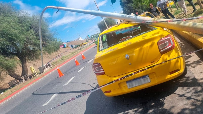 Así quedó el taxi al ser aplastado por un poste.