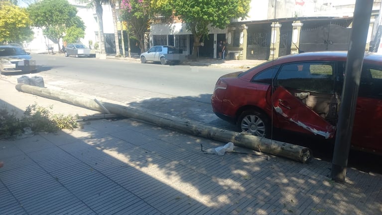 Así quedó el vehículo alcanzado por el poste de una empresa telefónica.