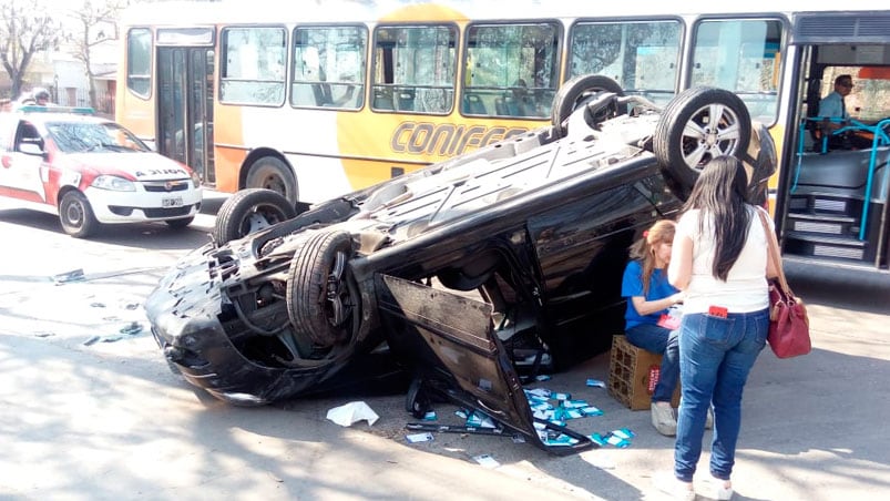 Así quedó el vehículo en plena avenida.