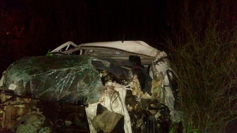 Así quedó el vehículo tras incrustarse con un camión en la ruta. 