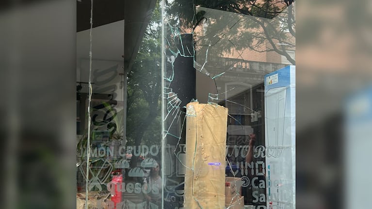 Así quedó el vidrio de un negocio en una esquina de pleno Nueva Córdoba.