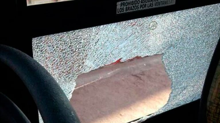 Así quedó el vidrio del colectivo tras el intento de robo.