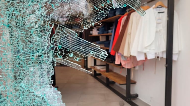 Así quedó el vidrio destrozado por ladrones. Foto: Fredy Bustos / El Doce.