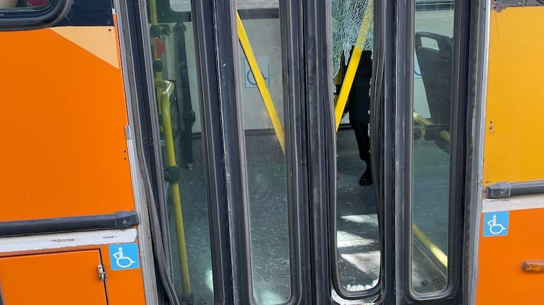 Así quedó el vidrio que rompió la vendedora ambulante en Córdoba capital.