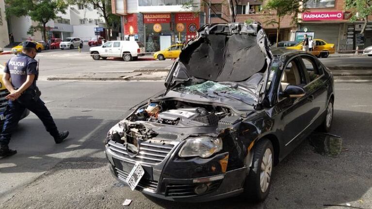 Así quedó el VolksWagen en el que se conducían los cinco jóvenes: el conductor salió despedido y murió. 