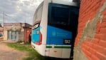 Así quedó incrustado el colectivo en un galpón. Foto: Luchi Ybañez/El Doce.