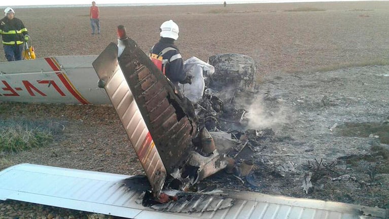 Así quedó la avioneta, completamente destruida por el fuego.