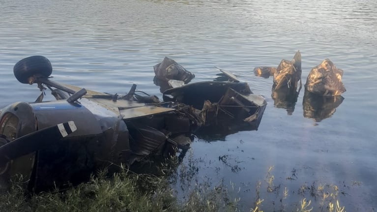 Así quedó la avioneta luego de que la sacaran del agua tras 17 años.