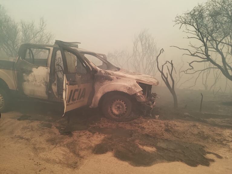 Así quedó la camioneta de la Policía tras el incendio.