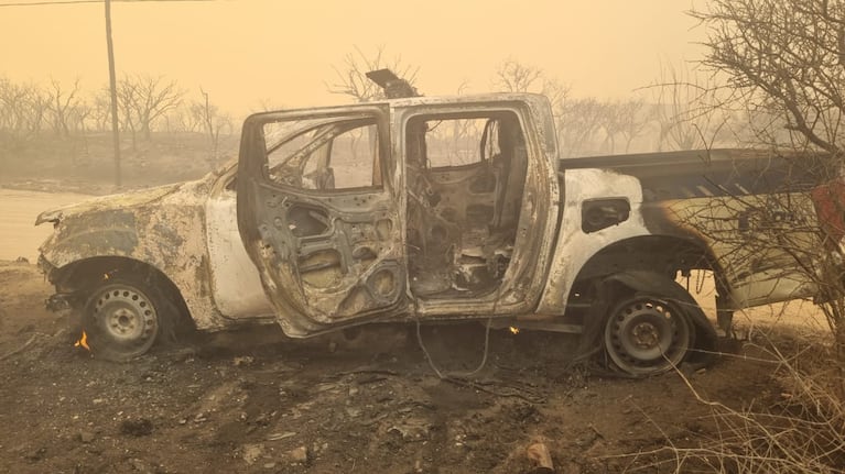 Así quedó la camioneta de la Policía tras el incendio.