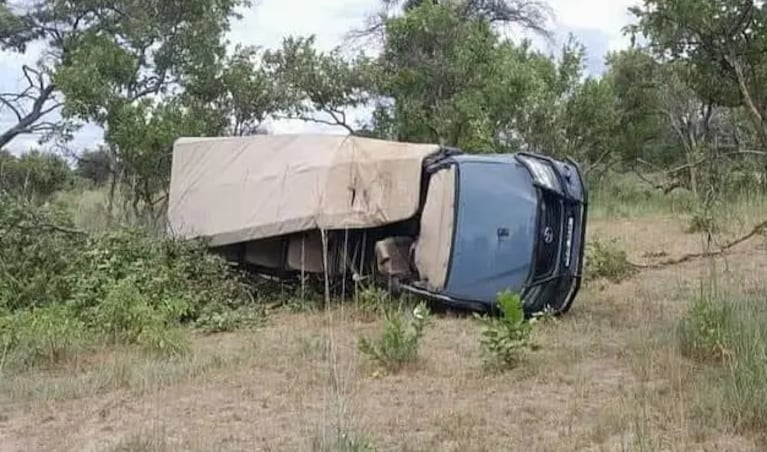 Así quedó la camioneta de safari tras el ataque del elefante. (Foto: NY Post)