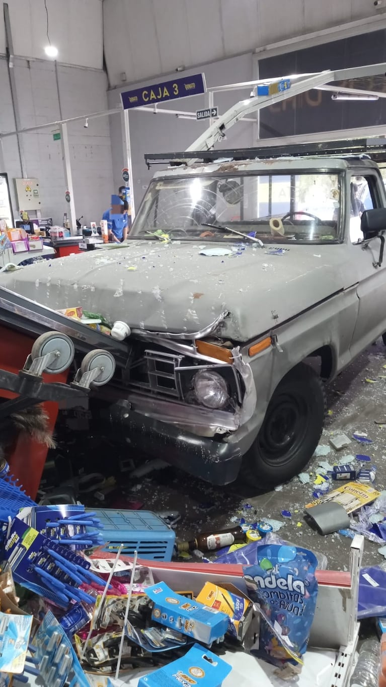 Así quedó la camioneta dentro del supermercado mayorista.