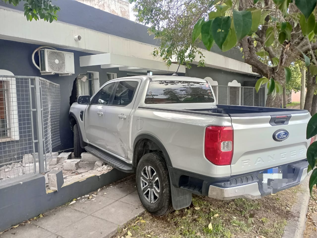 Así quedó la camioneta en la casa de barrio Alejandro Centeno.