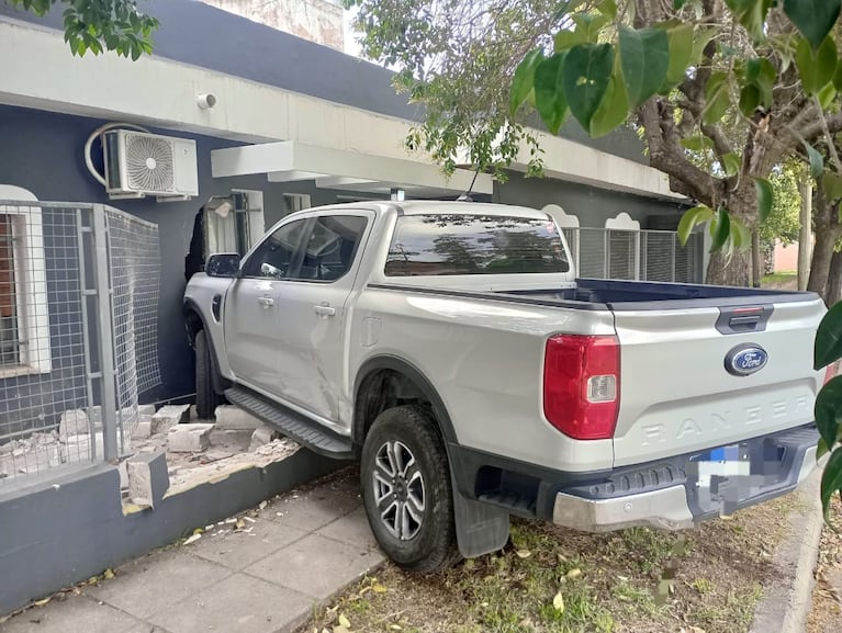 Así quedó la camioneta en la casa de barrio Alejandro Centeno.