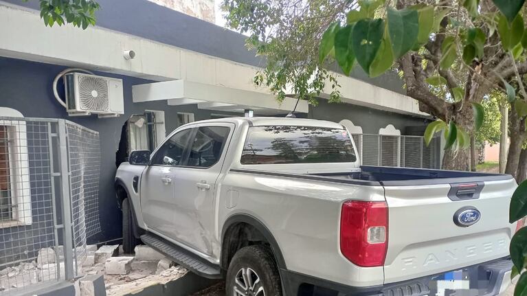 Así quedó la camioneta en la casa de barrio Alejandro Centeno.