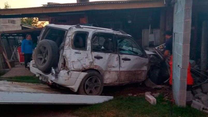 Así quedó la camioneta incrustada en una casa. 