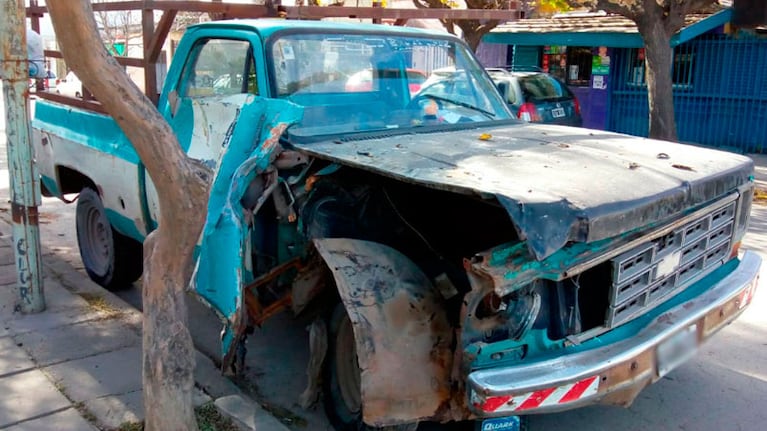 Así quedó la camioneta luego del choque. El conductor aún no aparece.