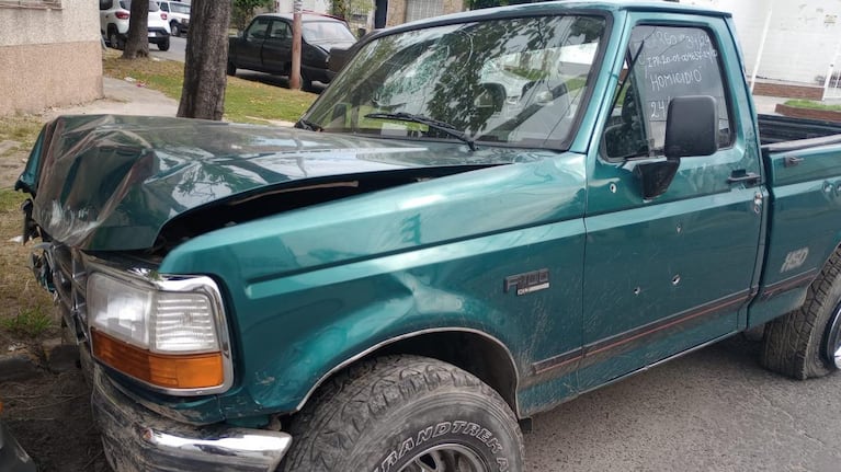 Así quedó la camioneta tras el choque. (Foto: Télam)