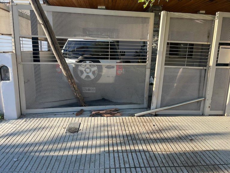 Así quedó la casa en la que se incrustó un auto en Córdoba.