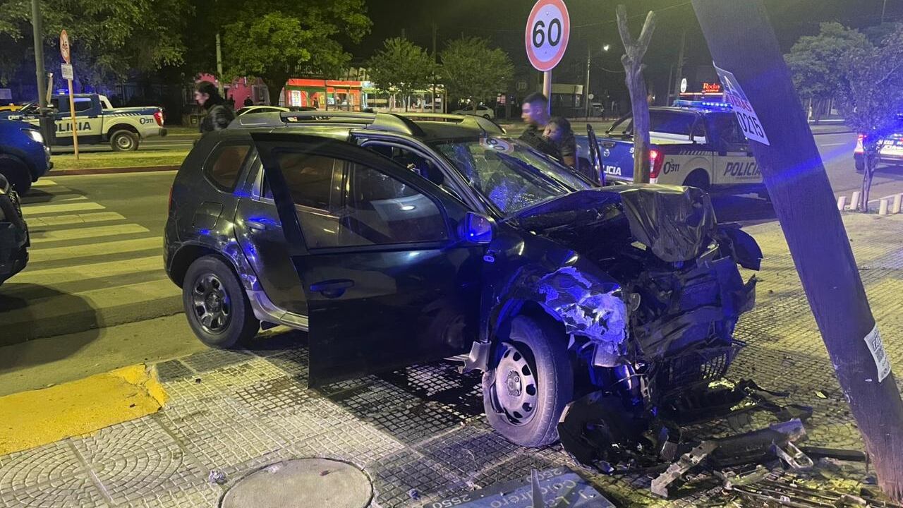Así quedó la Duster tras estrellarse contra un poste de alumbrado público.