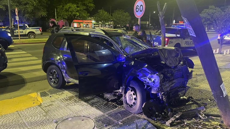 Así quedó la Duster tras estrellarse contra un poste de alumbrado público.