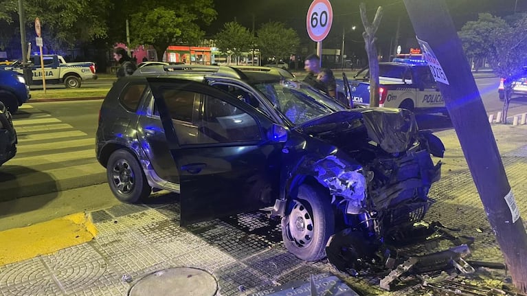 Así quedó la Duster tras estrellarse contra un poste de alumbrado público.
