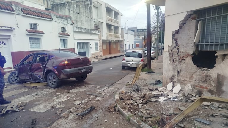 Así quedó la escena del violento accidente en Alberdi.