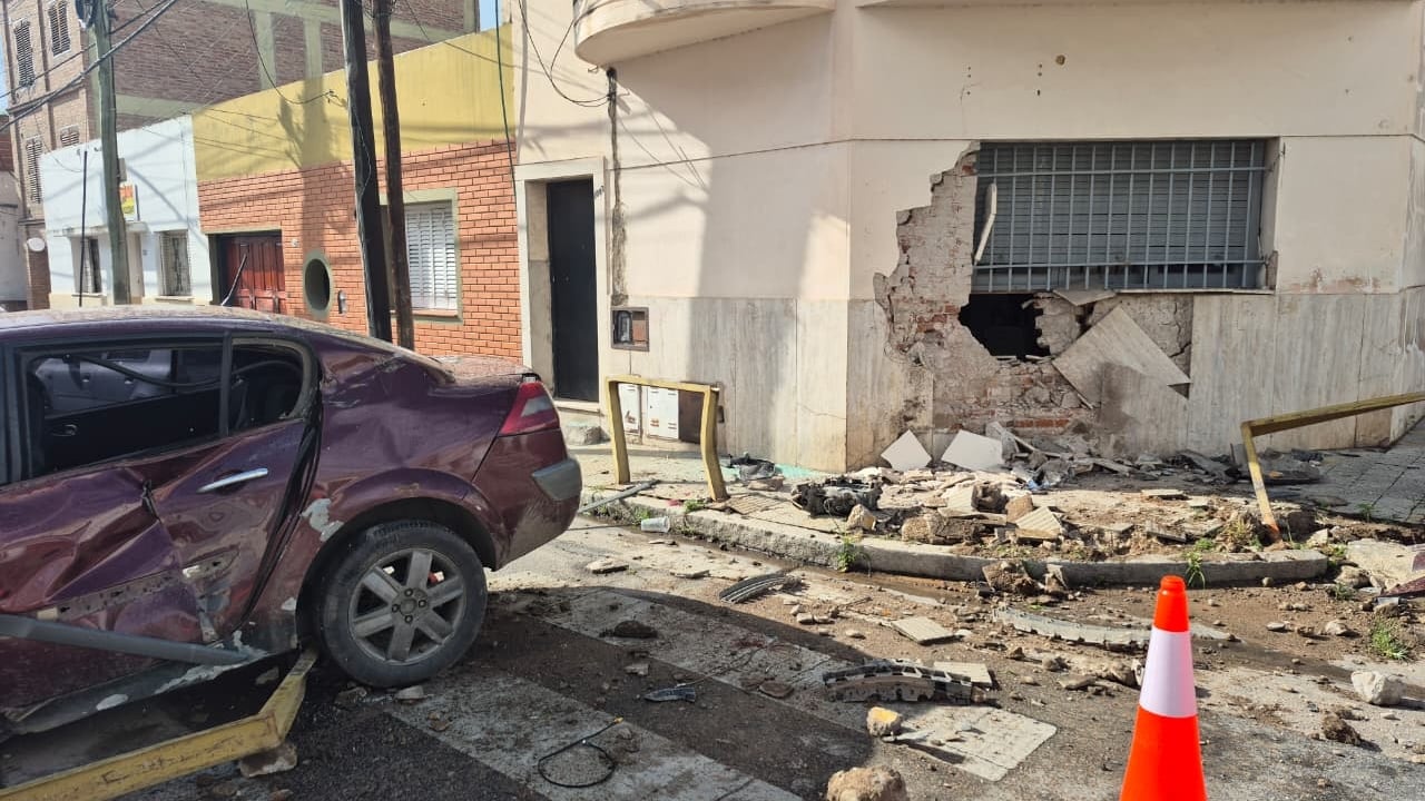 Así quedó la escena del violento accidente en Alberdi. Foto: Juan Pablo Lavisse / ElDoce.