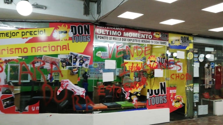 Así quedó la fachada de la agencia de viajes denunciada por estafa.