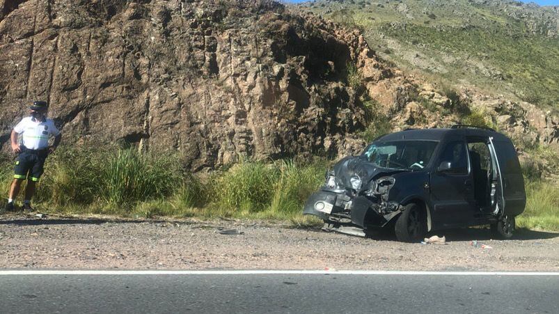 Así quedó la Kangoo donde viajaba la mujer que murió. 