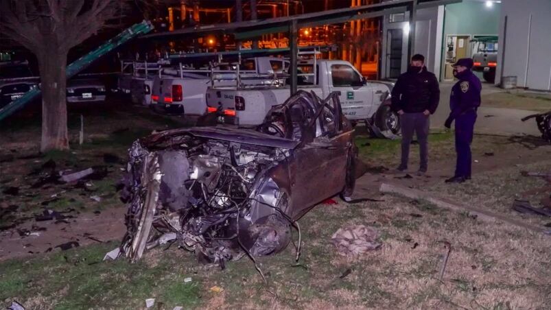 Así quedó la Mercedes Benz en la que viajaban las cuatro víctimas en Río Cuarto. 