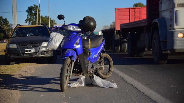 Así quedó la moto en la circulaba la víctima de 52 años.