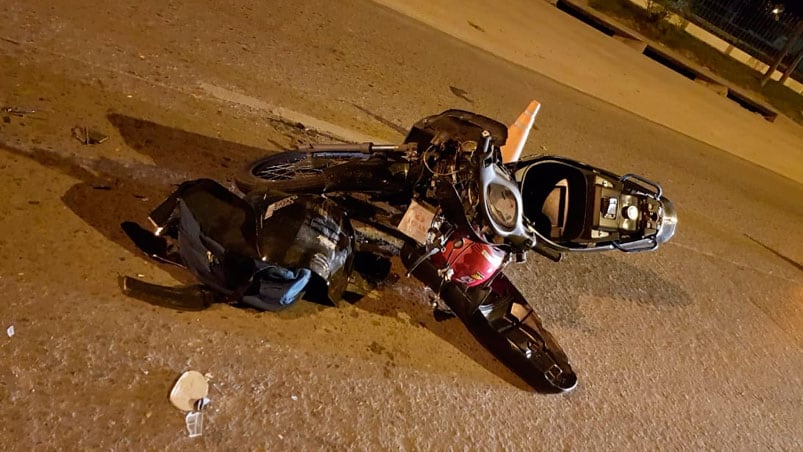 Así quedó la moto tras el accidente en la Av. Vélez Sársfield.