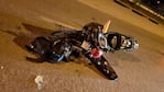 Así quedó la moto tras el accidente en la Av. Vélez Sársfield.