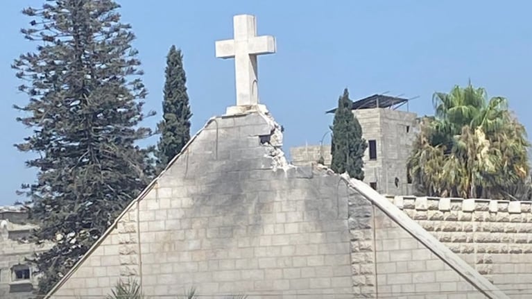 Así quedó la parroquia tras el ataque aéreo israelí.