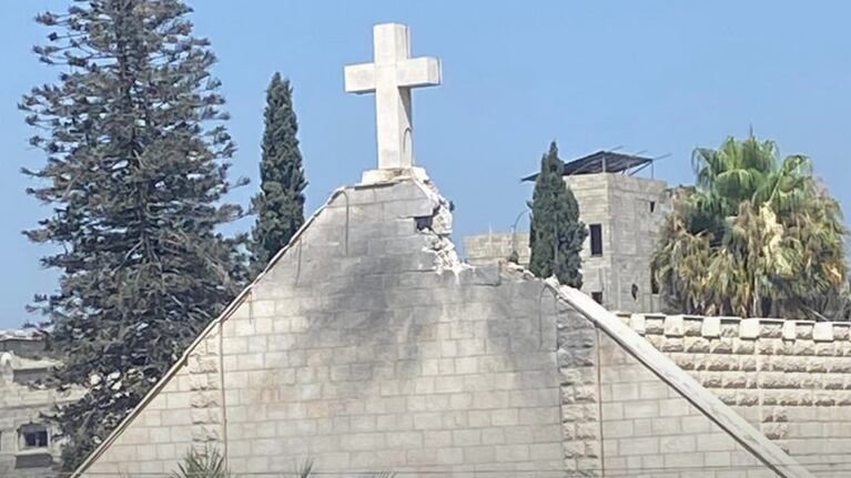 Así quedó la parroquia tras el ataque aéreo israelí.
