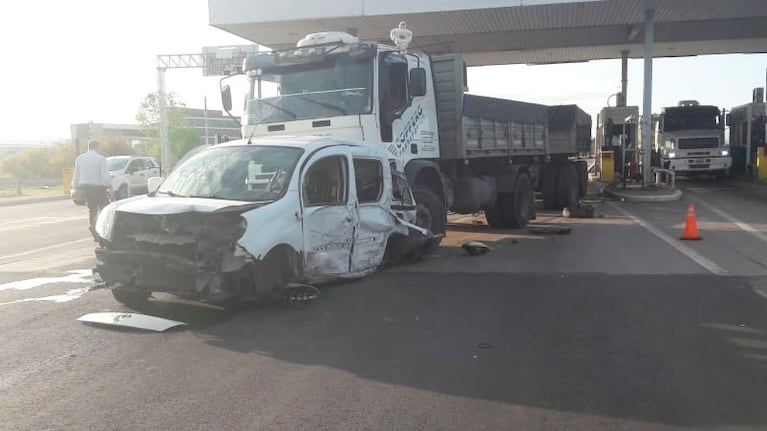 Así quedó la Renault Kangoo tras el fuerte impacto.