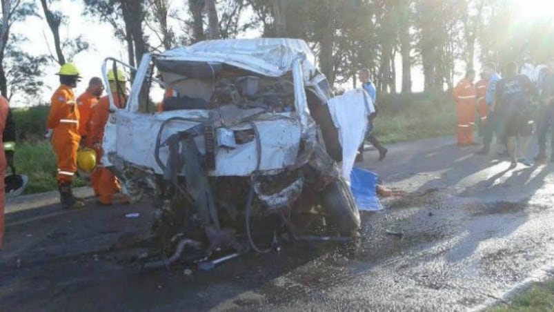 Así quedó la Traffic tras chocar con un colectivo. Foto: lainfosemanal.com.ar