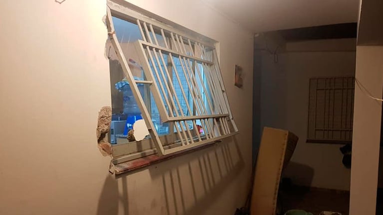 Así quedó la ventana luego de que los ladrones la rompieran para entrar a la casa.