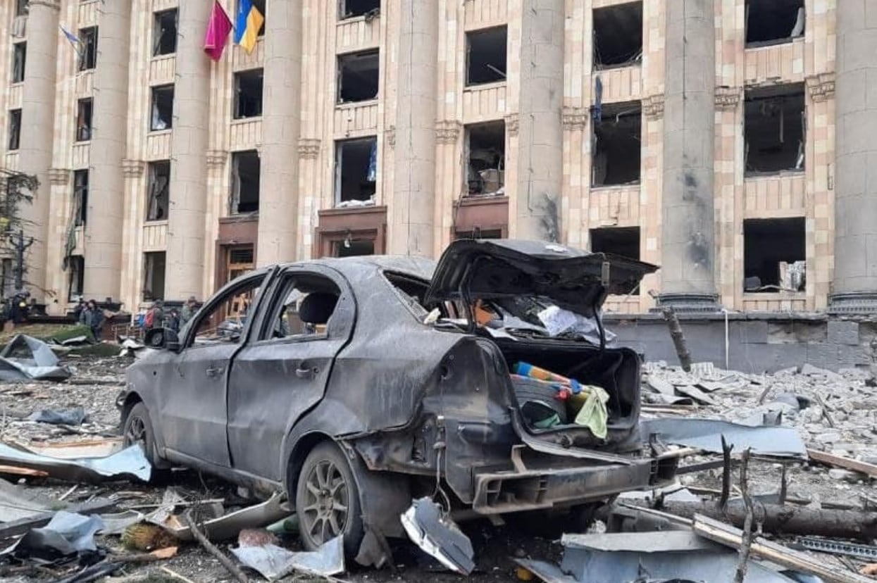 Así quedó la zona bombardeada en Jarkov.