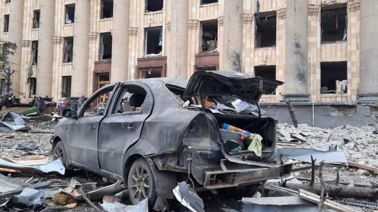 Así quedó la zona bombardeada en Jarkov.